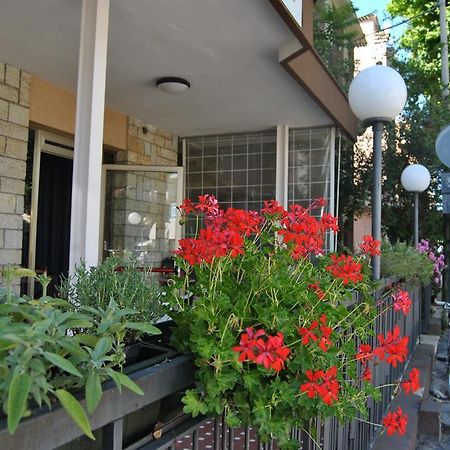 Le Aromatiche B&B Viserbella di Rimini Екстер'єр фото